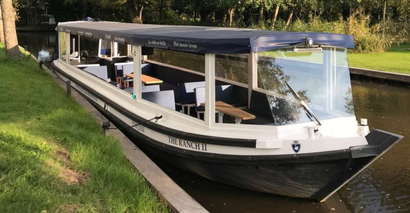 giethoorn-1-hour-luxury-private-boat-tour-with-local-guide