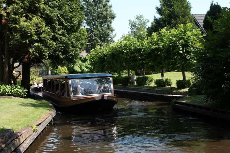giethoorn-canal-cruise-and-village-sightseeing