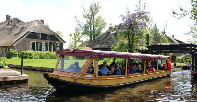 giethoorn-village-national-park-canal-cruise-with-coffee
