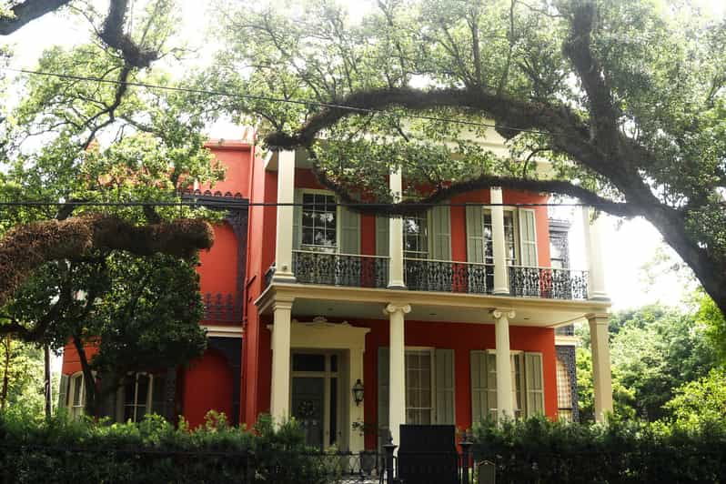 gossip-grandeur-a-stroll-through-nolas-garden-district