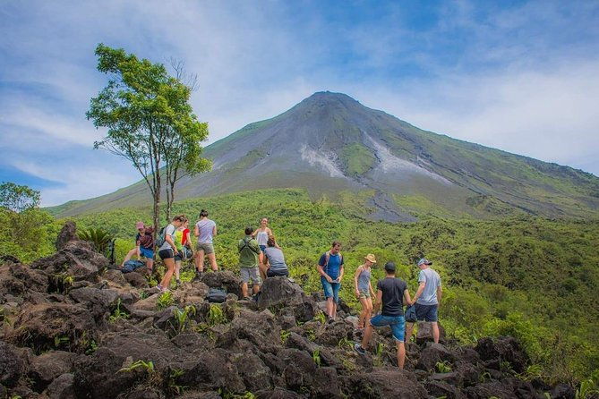 guided-hike-in-arenal-volcano-ecological-park-thermas