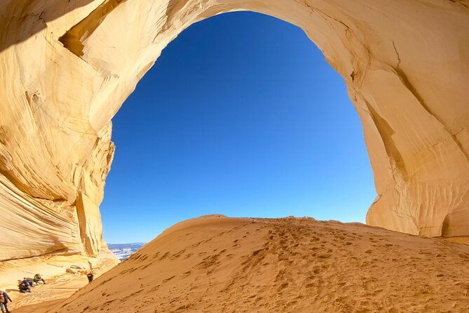 guided-hike-through-great-chamber-cutler-point-small-group