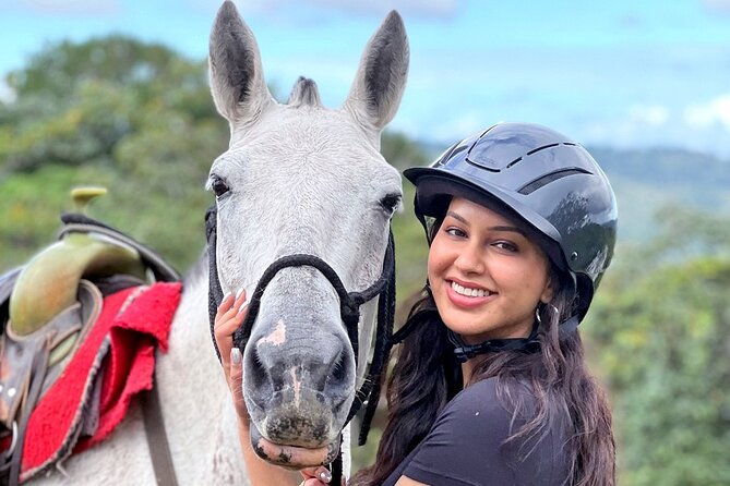horseback-riding-to-the-arenal-river-canyon