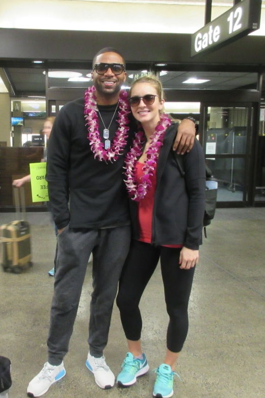 kauai-lihue-airport-honeymoon-lei-greeting