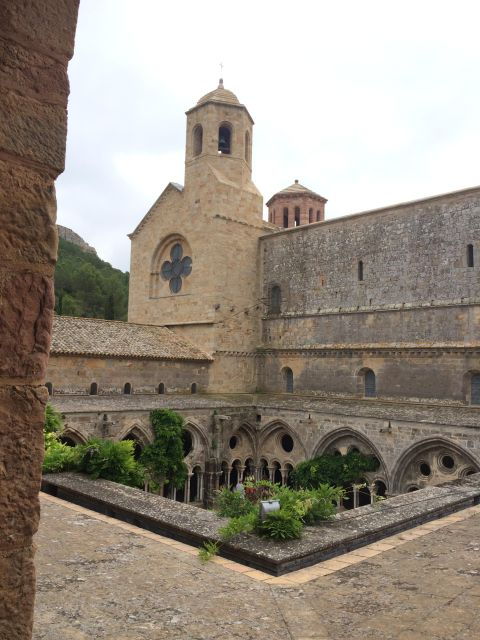 lagrasse-village-fontfroide-abbey-cathar-country