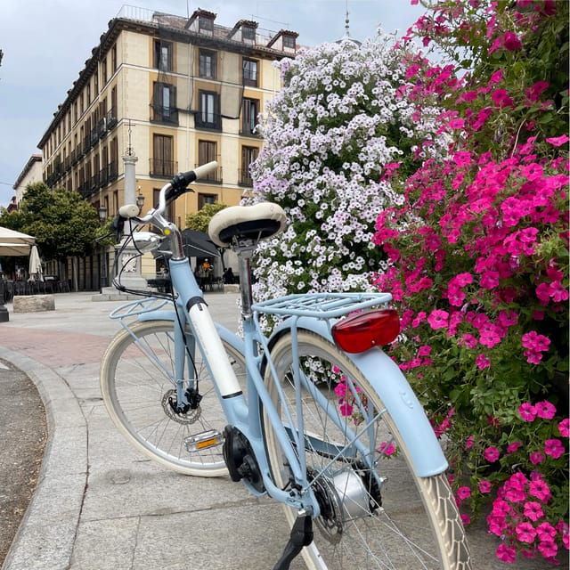 madrid-vintage-bike-rental-with-tourist-map