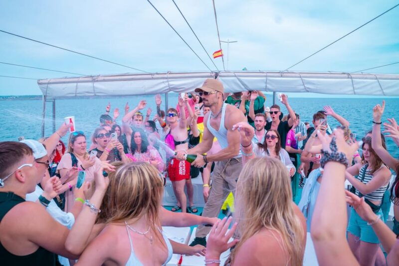 mallorca-boat-party-with-dj-buffet-and-entertainment