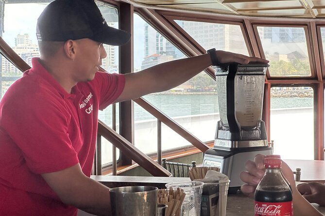 miami-boat-party-on-2-level-luxury-yacht-and-cash-bar