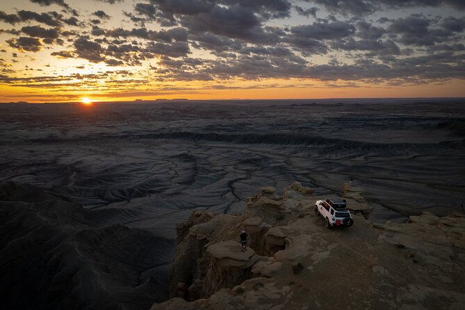 moonscape-overlook-and-factory-butte-offroad-tour