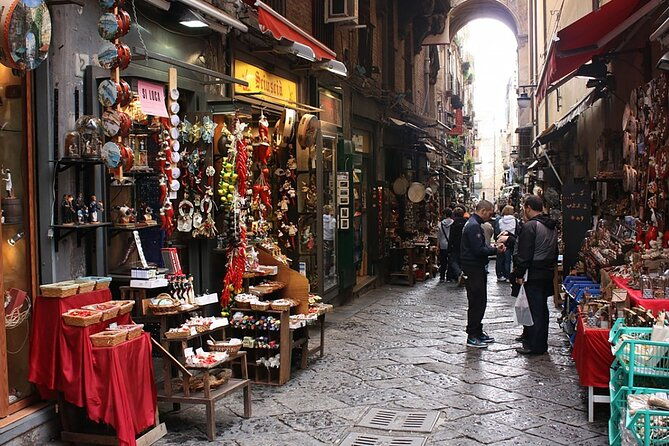 naples-street-art-tour-in-quarters-spagnoli