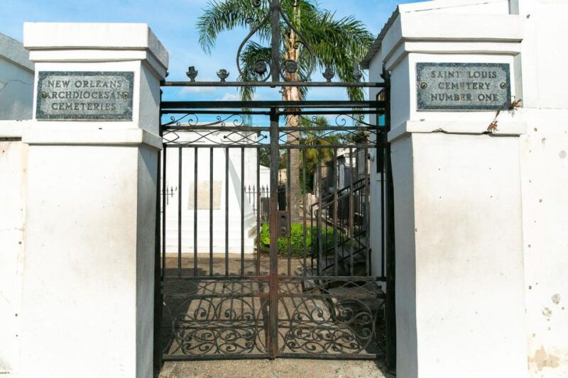new-orleans-walking-tour-inside-st-louis-cemetery-no-1