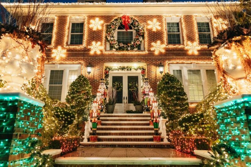 nyc-dyker-heights-christmas-lights-skyline-view-bus-tour