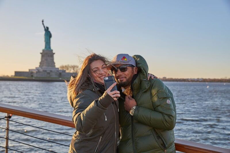 nyc-holiday-yacht-cruise-with-jazz-cocoa-carols