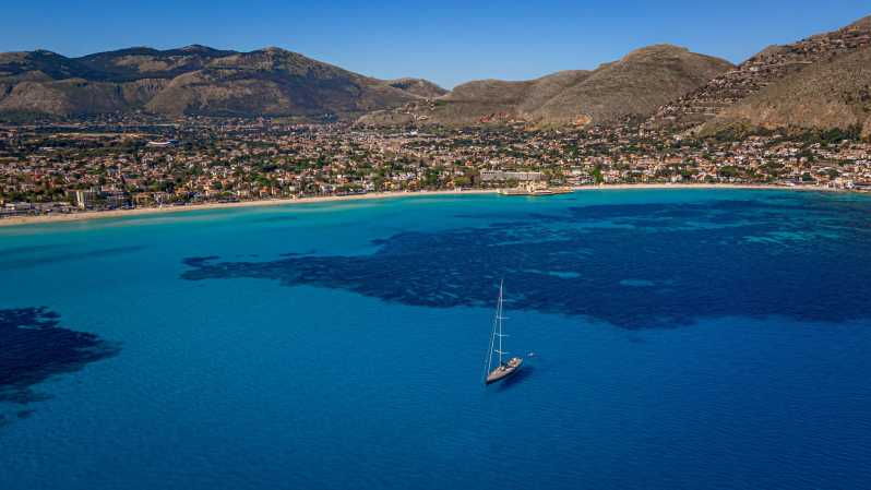 palermo-boat-tour-to-mondello-isola-delle-femmine-drink