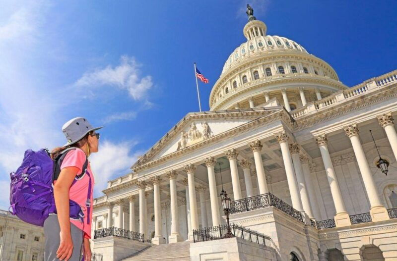 peaceful-family-walking-tour-in-washington
