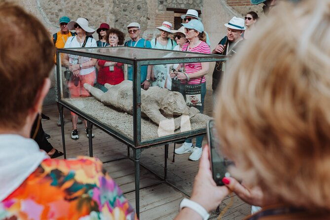 pompeii-archaeological-small-group-tour-for-15-people