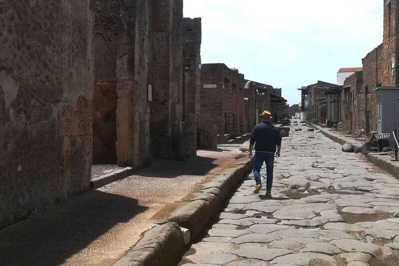 pompeii-guided-tour-with-archaeologist-with-max-12-people