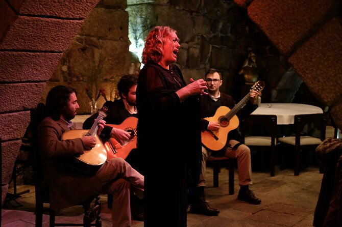 porto-moonlight-walk-and-fado-dinner