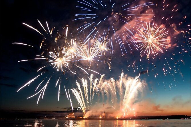 premier-chicago-river-fireworks-dinner-cruise