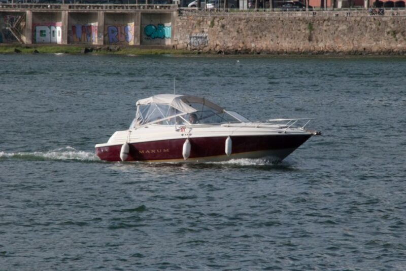 private-boat-tour-6-bridges-1h30-group-price-up-to-6px