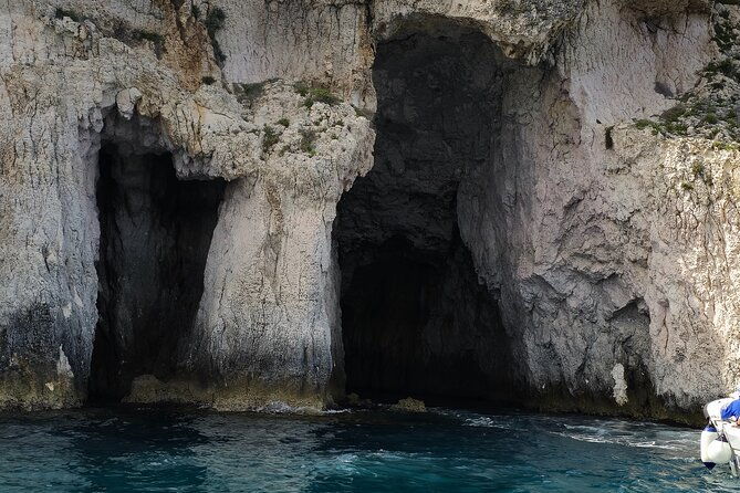 private-boat-tour-of-the-island-of-ortigia-and-the-sea-caves