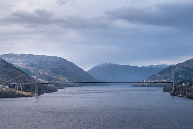 private-guided-tour-in-fjords-waterfalls-of-hardanger-norway