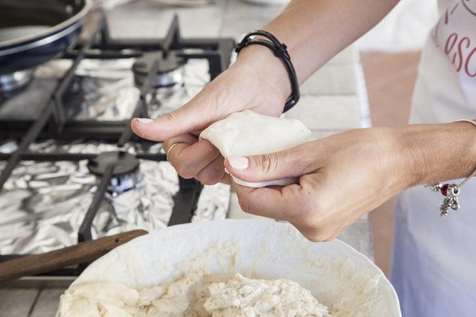 private-pizza-tiramisu-class-at-a-cesarinas-home-with-tasting-in-la-spezia