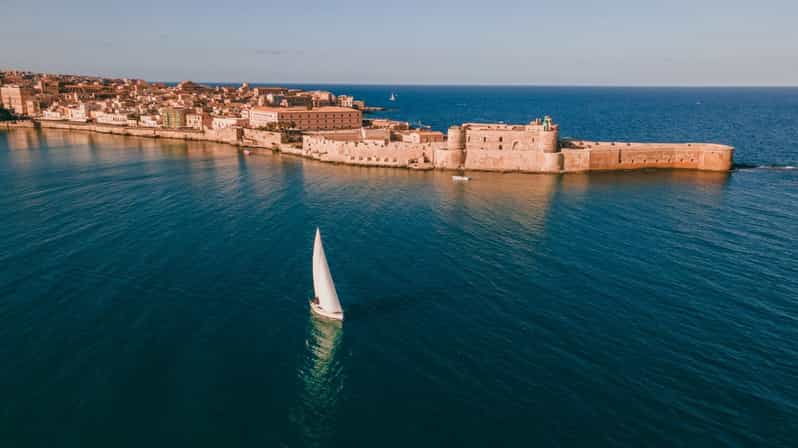 sailing-ride-along-the-syracuse-coastline