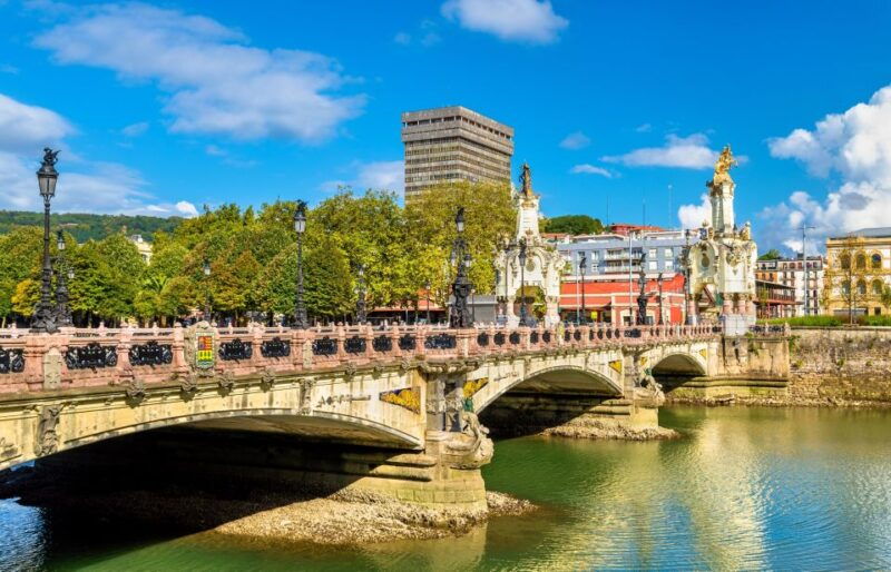 san-sebastian-private-walking-tour-with-pintxo-and-drink