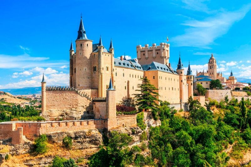 segovia-guided-visit-alcazar-hiking-with-high-speed-train