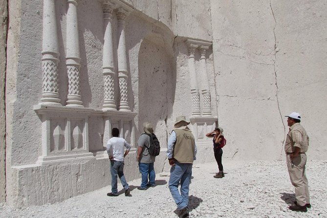 sillar-route-in-arequipa-viewpoint-of-the-volcanoes