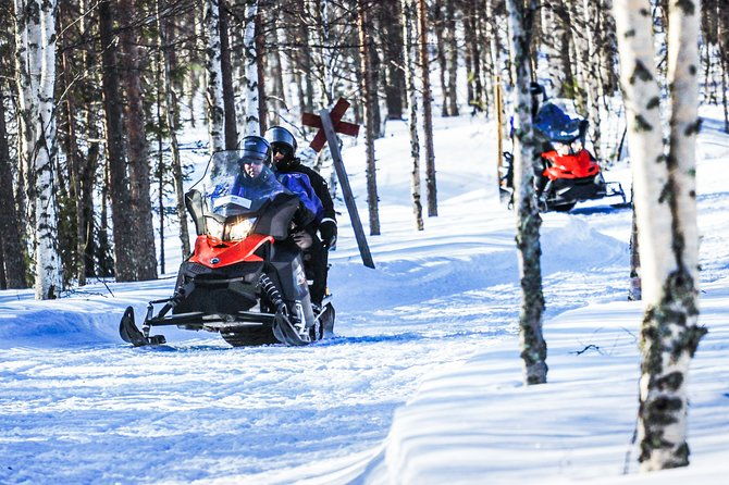 snowmobile-driving-morning-start