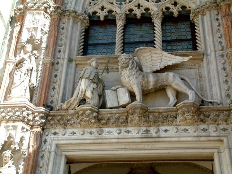 stroll-the-halls-of-doges-palace-on-a-guided-tour-in-venice