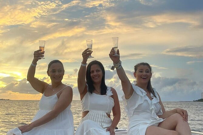 sunset-by-boat-in-the-bay-in-cartagena