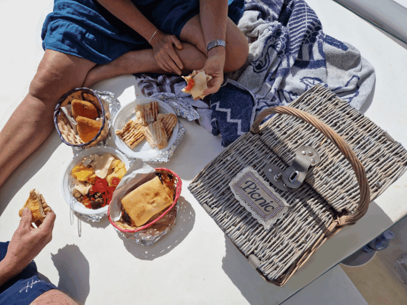 syracuse-picnic-boat-tour-of-pillirina-ortigia-sea-caves