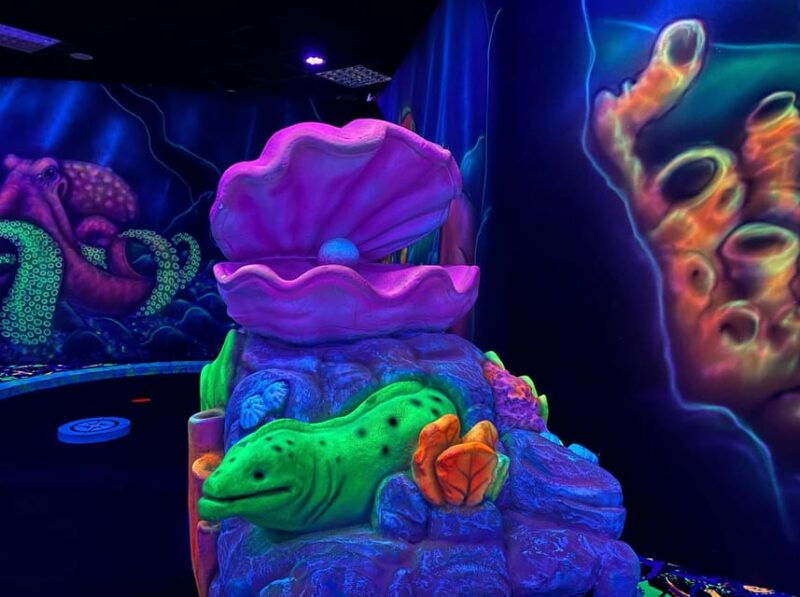 the-hague-glowgolf-glow-in-the-dark-indoor-minigolf
