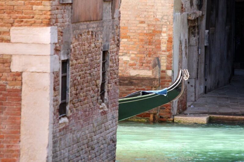 venice-doges-palace-with-st-marks-basilica-gondolas