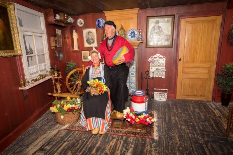 volendam-photo-opportunity-in-traditional-dutch-costume