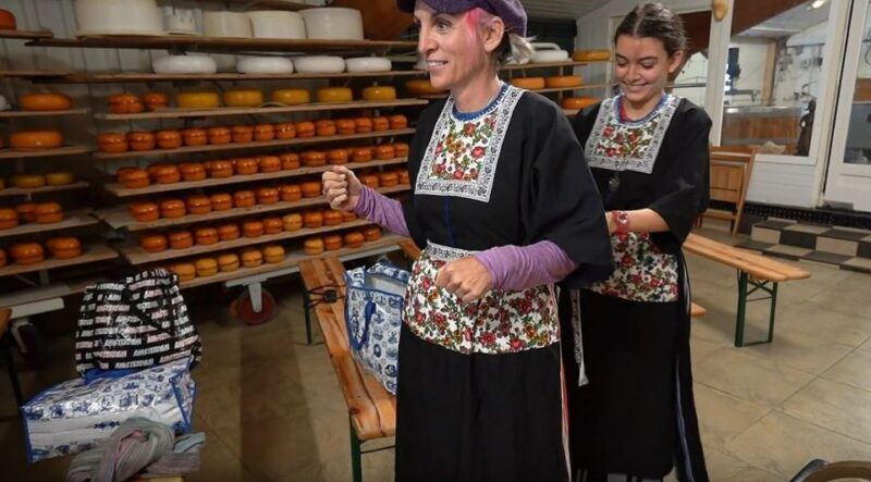 volendam-traditional-costume-photo-with-cheese-clog-tour