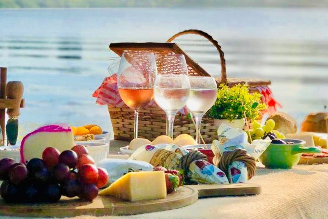 wine-cheese-picnic-at-lagoa-rodrigo-de-freitas