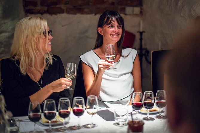 wine-tasting-gamla-stan-old-town-stockholm-event-team-building-kick-off