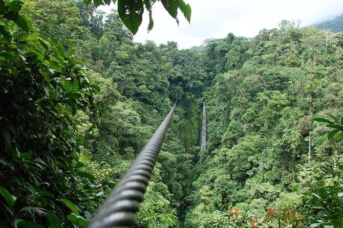 zipline-over-la-fortuna-waterfall