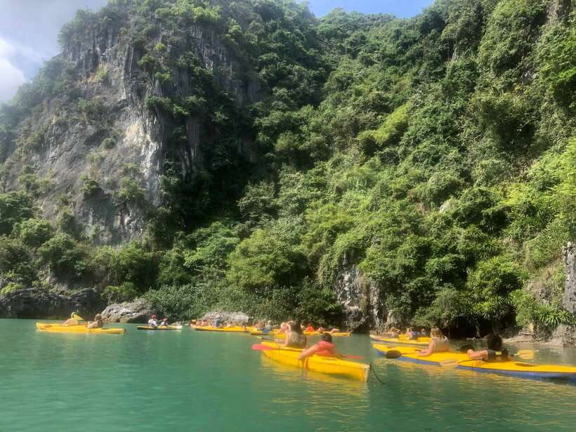 2days-tour-lan-ha-bay-cat-ba-island-caves-kayaking