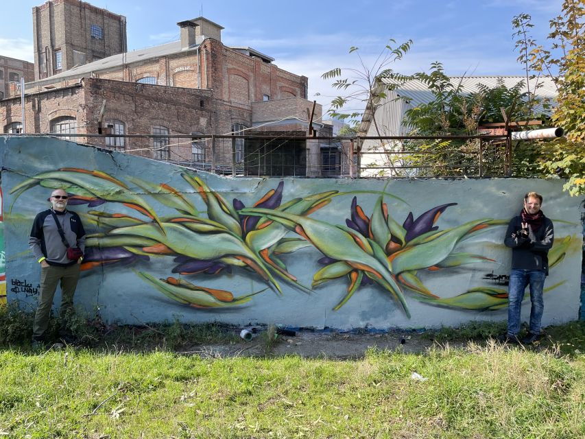 alternative-bike-tour-graffiti-wall-and-peace