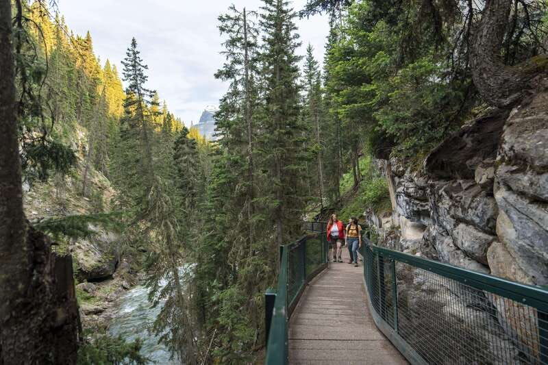 banff-banff-gondola-sulphur-mountain-bow-fall-day-tour