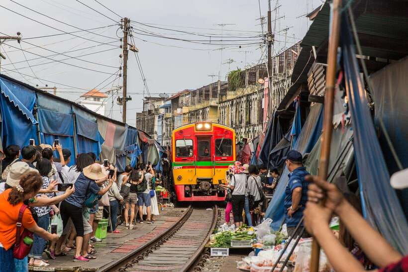 bangkok-damnoen-saduak-floating-market-train-market-tour