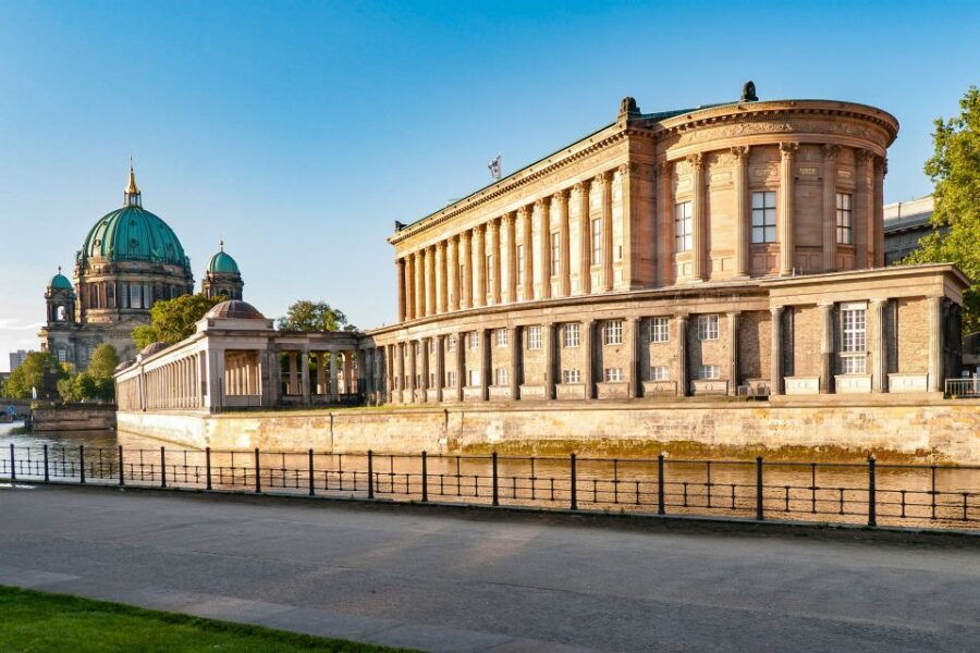 berlin-entry-to-the-old-national-gallery