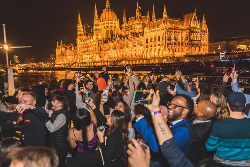 budapest-boat-party-with-option-of-unlimited-drinks
