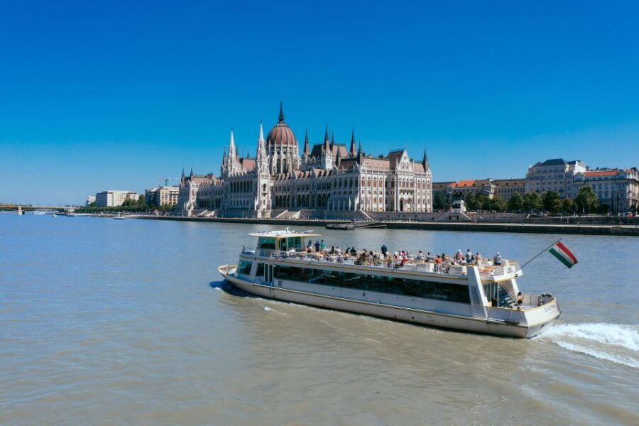 budapest-day-or-night-river-cruise-on-panoramic-boat