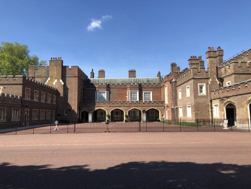 changing-of-the-guard-and-buckingham-palace-entry-ticket